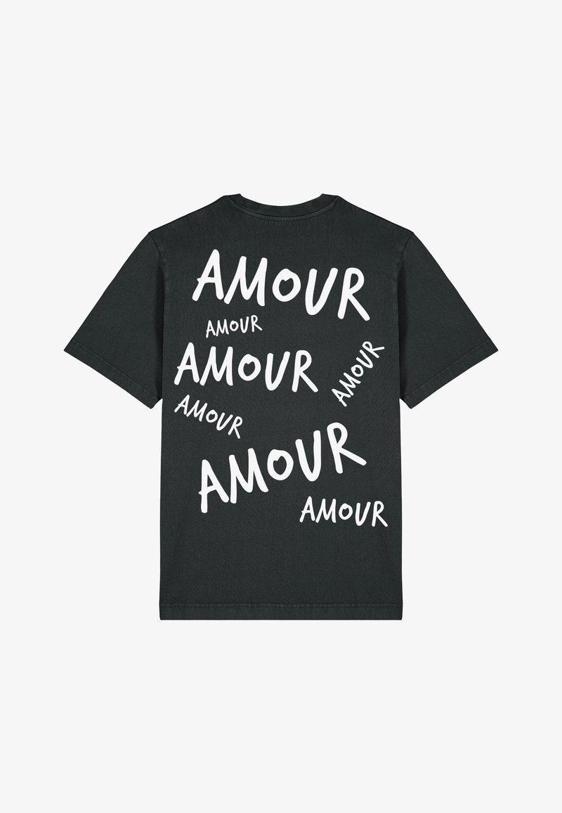T-shirt nera in cotone con la scritta "AMOUR" in bianco, di diverse dimensioni e orientamenti, sul retro, maniche corte e vestibilità morbida.