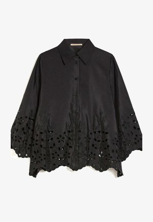 Zwarte blouse met een kraag, voorzien van knoopsluitingen en bloemige borduurwerk met uitsparingen aan de zoom, wat een gegolfde rand creëert.