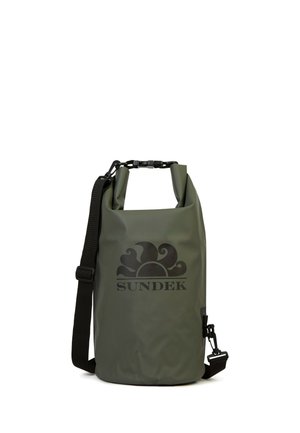 Sacca impermeabile verde con chiusura arrotolabile, tracolla regolabile nera e logo Sundek sul davanti.
