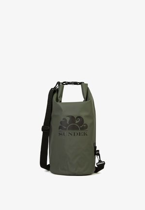 Sacca impermeabile verde con chiusura arrotolabile, tracolla regolabile nera e logo Sundek sul davanti.