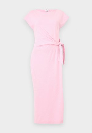 Robe maxi rose en tissu doux, avec une coupe décontractée, des manches courtes et un détail de lien sur le côté à la taille. Texture lisse, sans motifs.