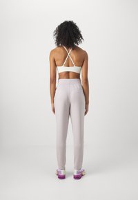 Nike Performance HERITAGE PANT - Treniņtērpa apakšdaļas - platinum violet/barely volt