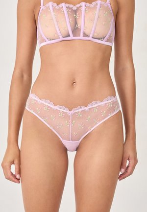 Transparant roze lingerieset met bloemenborduursels, kanten afwerking en gestructureerde cups. Meshstof voegt textuur en detail toe.
