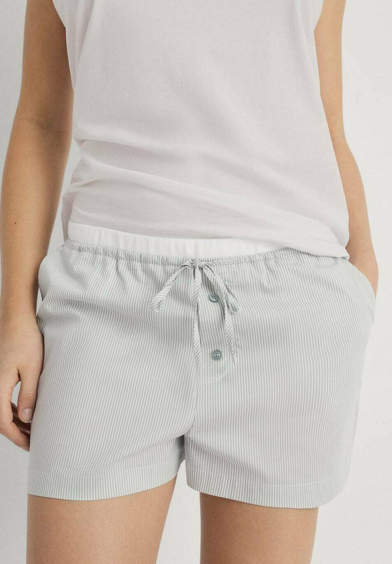 Lichtgrijze gestreepte shorts met een elastische tailleband, trekkoordsluiting en twee knopen aan de voorkant, gemaakt van een zachte stof.