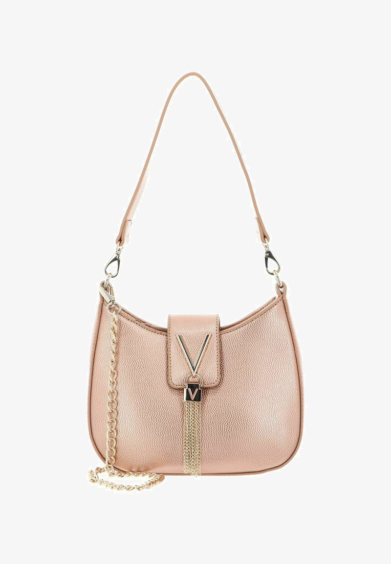 Sac à main rose texturé avec une forme courbée, des ferrures dorées, un accent chaîne et un rabat avec fermeture affichant un logo "V" et un détail de pompon.