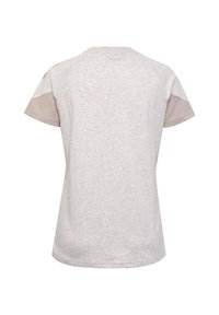 Grå t-shirt med korte ærmer, der har en blød tekstur og et simpelt design, med kontrasterende beige detaljer på ærmerne.