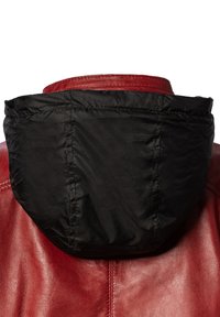 Rote Lederjacke mit einer schwarzen, gesteppte Kapuze mit gerafften Kanten. Glatte Textur des Leders und mattes Finish auf der Kapuze.