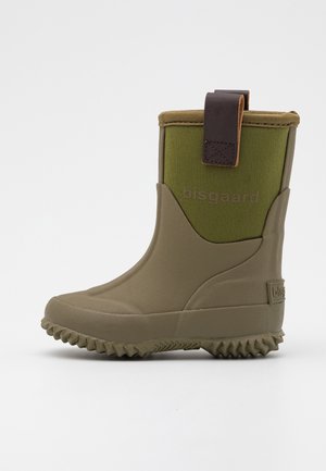 Botte en caoutchouc vert olive pour enfant avec semelle texturée, partie supérieure en tissu et languette marron foncé sur fond blanc.