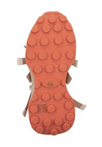 Podeszwa sandałów z teksturowanej, pomarańczowej gumy z okrągłymi uchwytami, uzupełniona neutralnymi paskami. Minimalistyczny design z detalami logo.