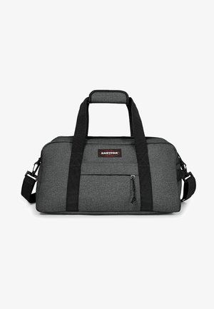 Grau farbige Stoff-Reisetasche mit schwarzen Trägern, einer vorderen Reißverschlusstasche und einem gepolsterten Griff. Mit Logo-Patch auf der Vorderseite. Kompakte rechteckige Form.