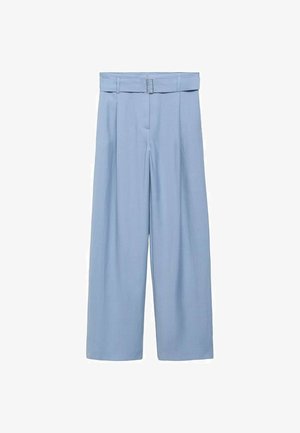 Pantalon large bleu clair en tissu lisse, doté d'une taille ceinturée, de plis et de poches latérales pour un ajustement décontracté.