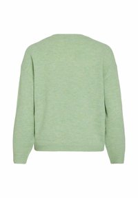 Zaļš adīts džemperis ar brīvu piegriezumu, apaļu kakla izgriezumu un nolaistiem pleciem. Mīksta tekstūra, vienkāršs dizains bez redzamām izcēlumām vai rakstiem.