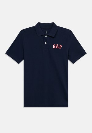 Polo blu navy a maniche corte con due bottoni bianchi e logo "GAP" rosso sul petto a sinistra.