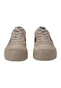 Baskets beiges à lacets avec une texture en daim et des accents en cuir noir. Semelle en caoutchouc épaisse et empiècement renforcé à l'avant. Détails cousus sur les bords.