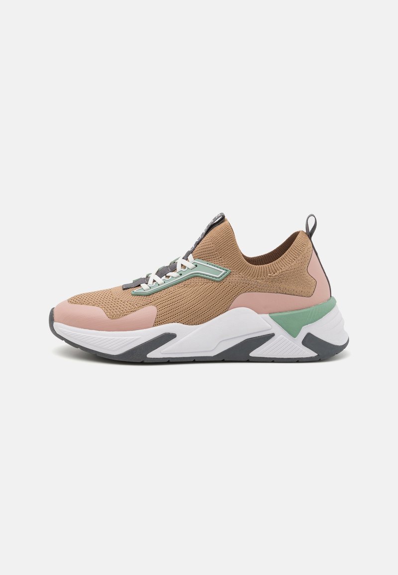 Sapatilha desportiva com um upper de malha castanho, detalhes em rosa e verde menta, entressola branca almofadada e sola exterior de borracha preta texturizada.