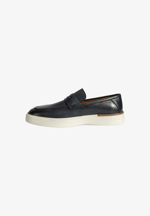 Mocassin en cuir bleu foncé avec une finition lisse, semelle en caoutchouc blanche et détails bruns au niveau du talon.