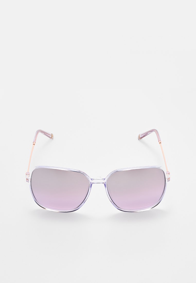 Quadratische Sonnenbrillen mit durchsichtigen lila Rahmen und rosa getönten Gläsern, ausgestattet mit dünnen goldenen Bügeln auf einem weißen Hintergrund.