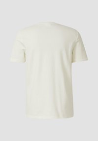 Camiseta de manga corta en algodón color blanco roto con cuello redondo y textura suave. Presenta un diseño minimalista sin logotipos visibles.