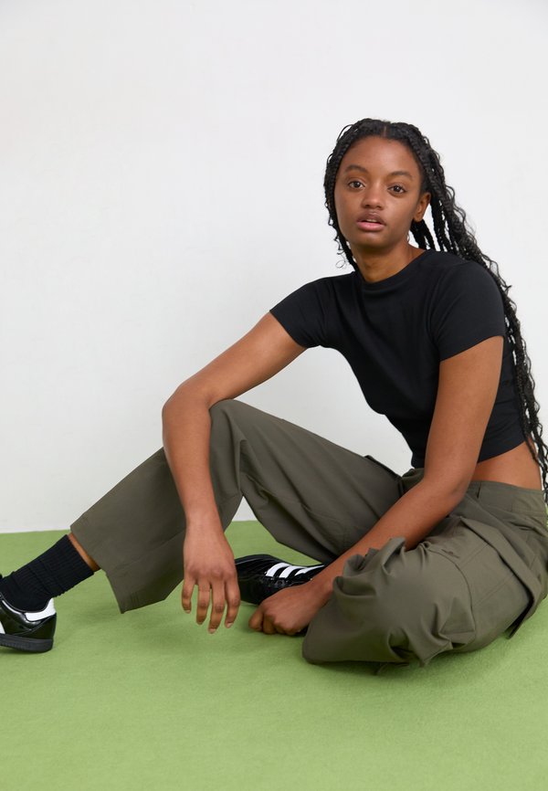 Cargo trousers - shadow olive4