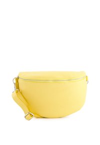 Žlutá kožená crossbody taška s zakulaceným designem, zipovým uzávěrem a nastavitelným popruhem. Texturovaný povrch s minimálními kovovými akcenty.