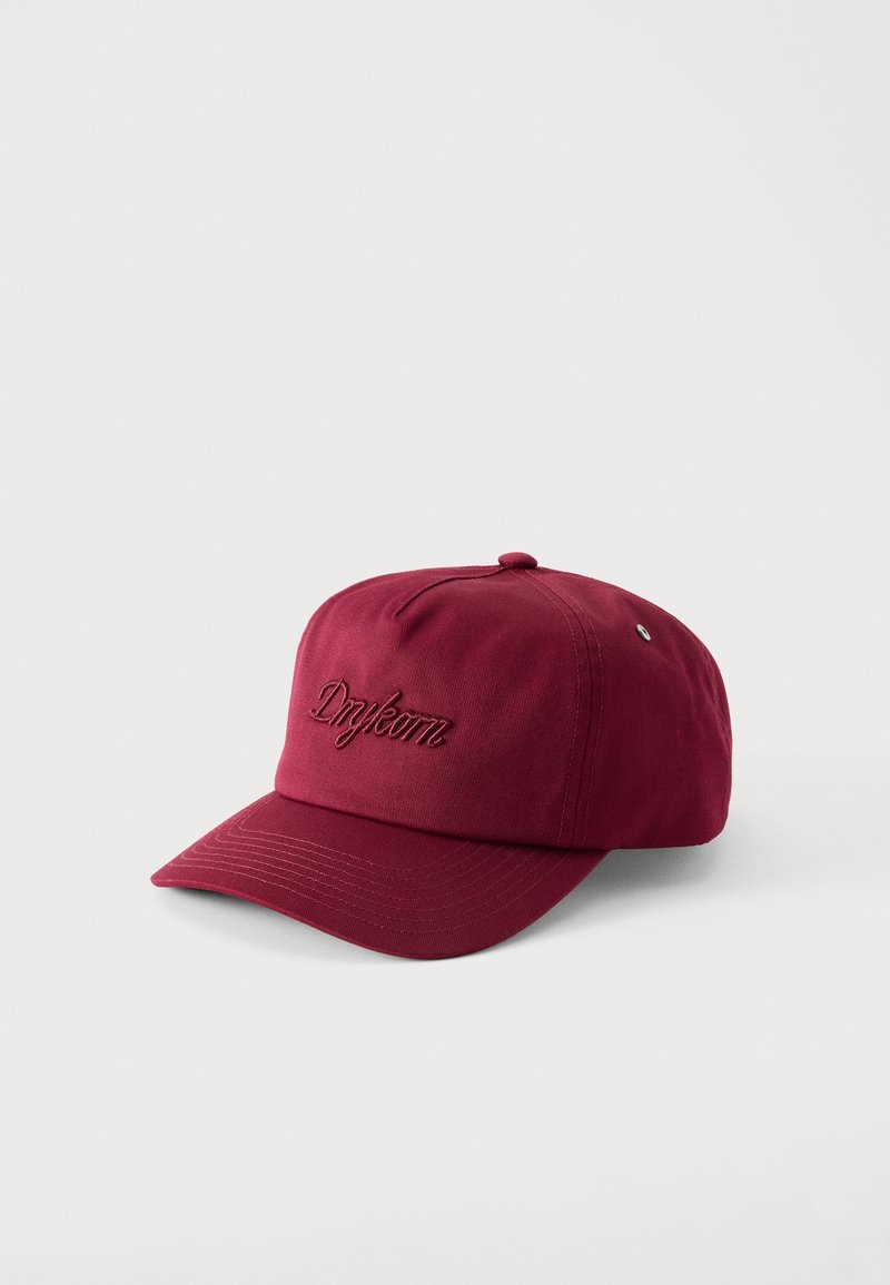 Casquette de baseball bordeaux avec une visière courbée et un logo "Drykorn" brodé à l'avant, présentée sur un fond blanc uni.