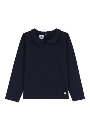 Marineblauwe longsleeve top met een ronde kraag, gemaakt van zachte stof; heeft een knoopsluiting aan de achterkant en een klein logo aan de onderrand.