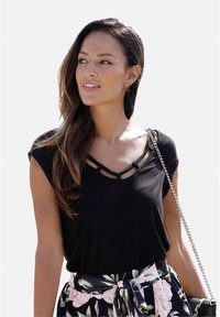 s.Oliver - Basic T-shirt - black Thumbnail Image 1
