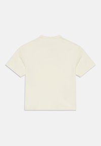 Enkel, off-white t-skjorte med korte ermer og rund hals, vist bakfra på en hvit bakgrunn.