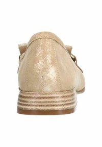 Beige schimmernde Loafers mit abgerundetem Rücken und gestapeltem Streifen Absatz. Weicher Stoff mit dekorativen Akzenten und einem flachen Design.