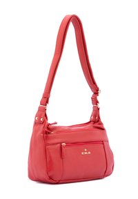 Borsa a tracolla in pelle rossa con una sola tracolla regolabile, superficie testurizzata, tasca frontale con zip e dettagli in metallo dorato.