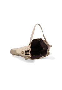 Borsa a mano in pelle beige con texture liscia, cerniera dorata e interno in tessuto scuro. La borsa ha una singola tracolla e un'apertura spaziosa.