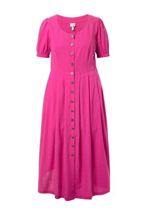 Helles pinkfarbenes, knielanges Kleid mit kurzen Puffärmeln, rundem Ausschnitt und einer vorderen Reihe brauner Knöpfe vom Hals bis zum Saum.