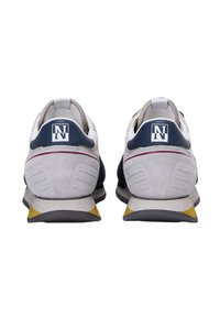 Sneaker da uomo con un mix di materiali bianchi e blu navy, accenti in suede, un tallone grigio testurizzato e un dettaglio giallo sulla suola.