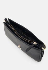Borsa a mano nera in pelle con due scomparti con cerniera e un accentuazione in metallo dorato. Texture liscia con una forma rettangolare elegante.