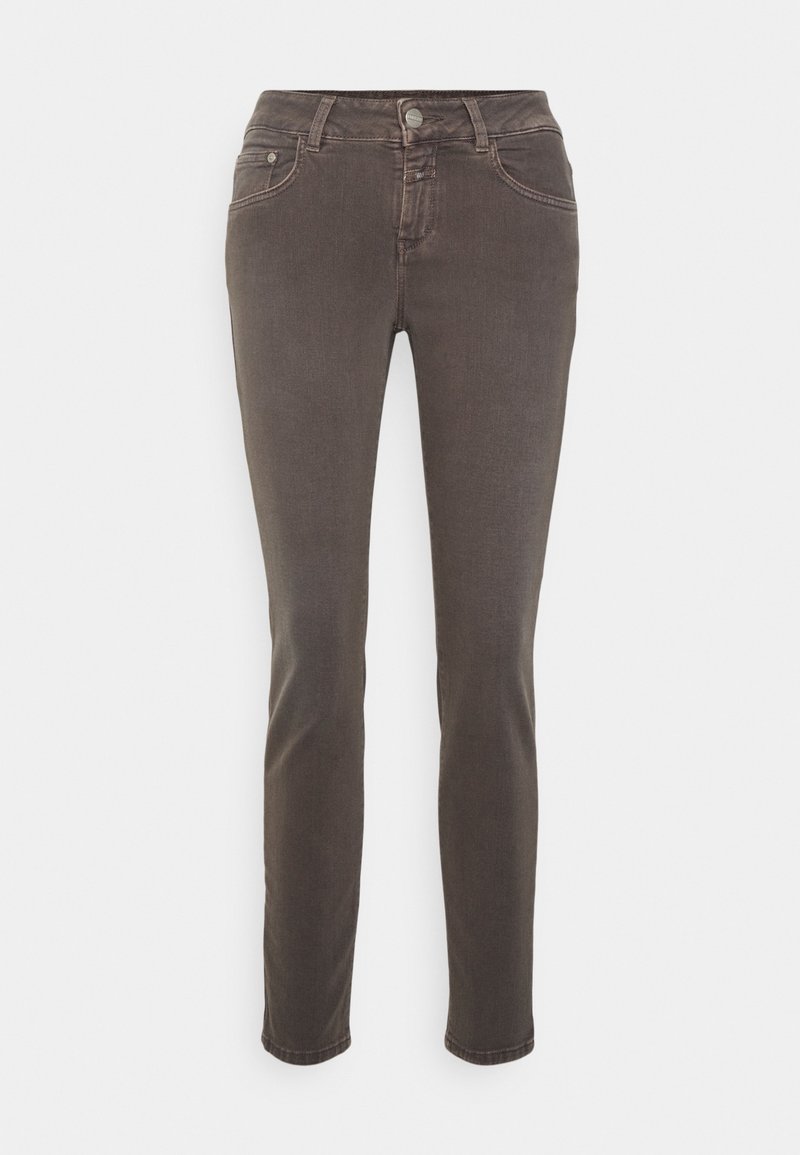 Jean slim marron pour femme avec fermeture à bouton et zip devant, poches avant et arrière, présenté sur un fond clair uni.