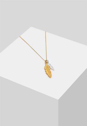 Goldene Kettenhalskette mit zwei Blattanhängern; einem strukturierten goldenen Blatt und einem glatten silbernen Blatt. Dezenter Glanz, minimalistisches Design.