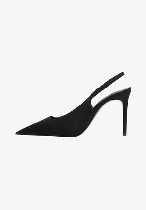 Czarny czółenek na obcasie typu slingback z ostro zakończonym noskiem, teksturowaną cholewką zamszową, wycięciami po bokach i obcasem typu szpilka. Gładka podszewka i podeszwa.