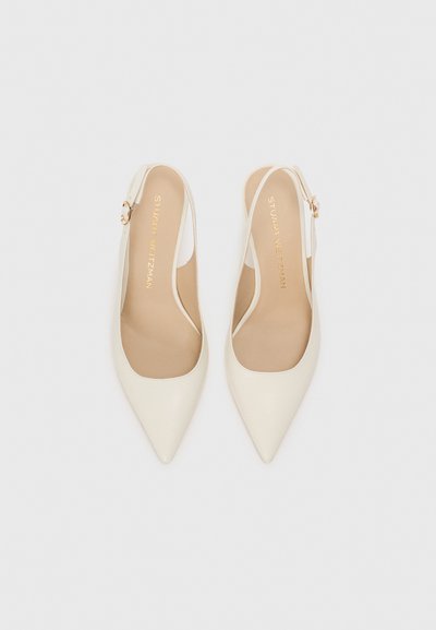 Tocuri albe cu vârful ascuțit, tip slingback, cu un finisaj de piele netedă, având un accent de cataramă aurie pe curea și o brantă bej.
