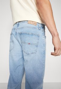 Tommy Jeans RYAN REGULAR STRAIGHT - Jeans straight leg - denim light