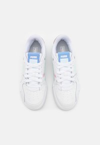 Weiße Sneakers mit einer glatten Lederoberfläche, akzentuiert mit pastellfarbenen Nuancen in Pink und Grün, flachen weißen Schnürsenkeln und einem blauen Logo auf der Zunge.