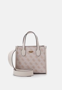 Beige håndtaske med et tekstureret mønster, dobbelte håndtag og en aftagelig skulderrem. Har guldfarvet logodetaljer.