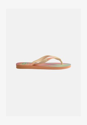 Papuc plat din cauciuc cu bretele bej și talpă colorată în degrade, având text și logo, văzut din profil pe fundal alb.
