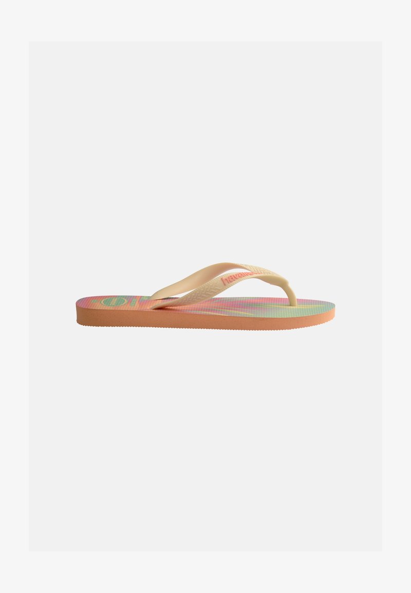 Papuc plat din cauciuc cu bretele bej și talpă colorată în degrade, având text și logo, văzut din profil pe fundal alb.