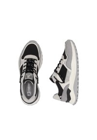 Chaussures de sport avec une tige en mesh noir, des accents en daim gris et des semelles blanches. Elles sont dotées de lacets ronds et d'une semelle rembourrée pour le confort.