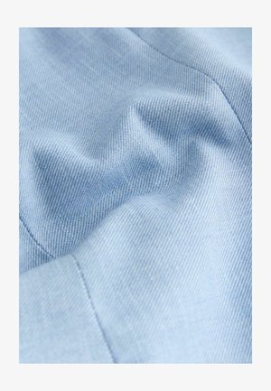 Világoskék, finom szövésű anyag finom textúrával és enyhe fényű felülettel, megjelenik átlós bordázat és sima, puha tapintású felület. Egy varrás is látható.