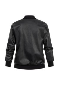 Schwarze Bomberjacke aus Kunstleder mit gerippten Bündchen, Kragen und Bund, von hinten mit langen Ärmeln gezeigt.