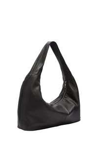 Borsa hobo in pelle nera con forma curva, una tracolla larga e un dettaglio con zip argentata su un lato, caratterizzata da una texture liscia.