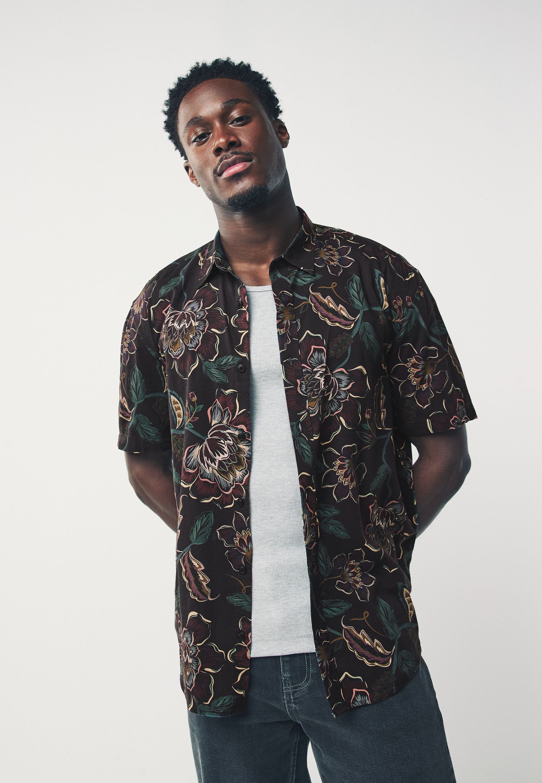 Chemise à manches courtes noire à imprimé floral hawaïen pour hommes – Antonios