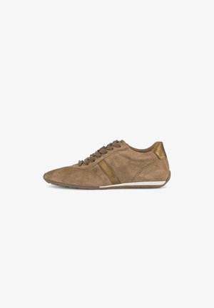 Bruine suède sneaker met metalen bronzen accenten, veters en witte zoolstreep, vanuit de buitenkant getoond op een witte achtergrond.
