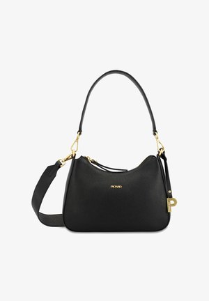 Sac à main en cuir noir avec une forme courbée, des accessoires en or et un logo en relief sur le devant. Comprend une bandoulière amovible.